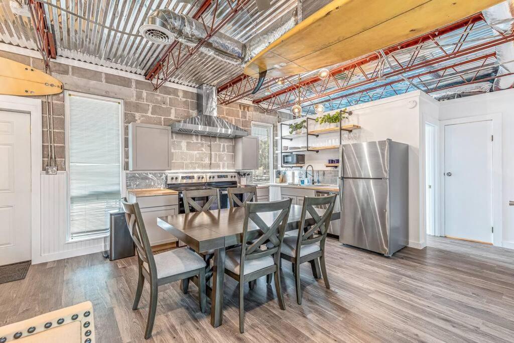 Livin Right Surf Loft: Pickleball, Basketball, Close To The Fun Apartment Fort Walton Beach