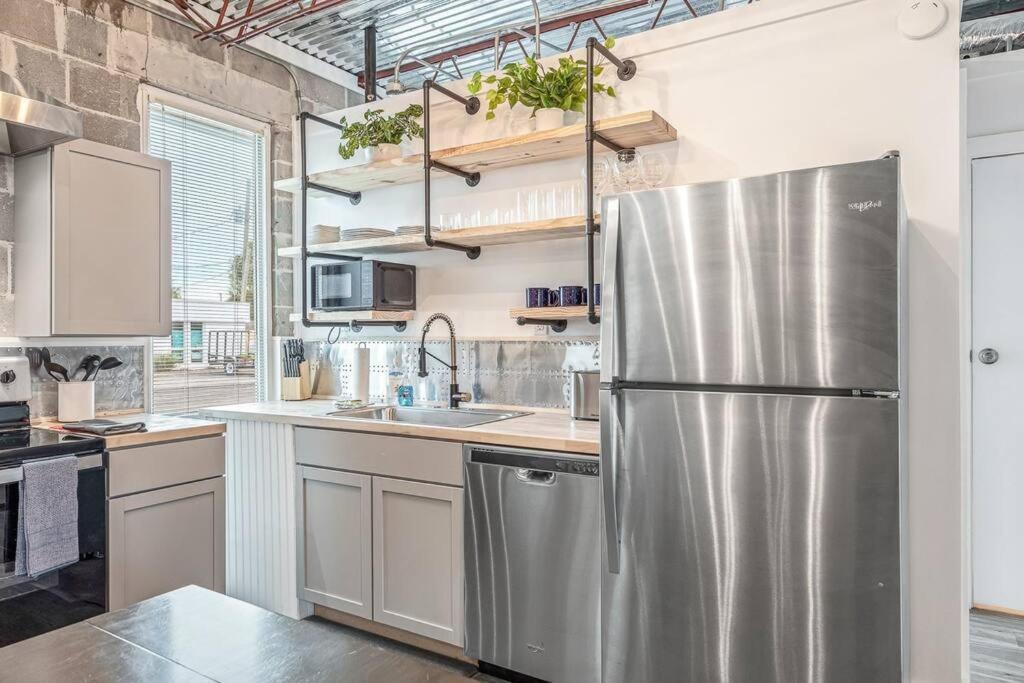 Livin Right Surf Loft: Pickleball, Basketball, Close To The Fun Apartment