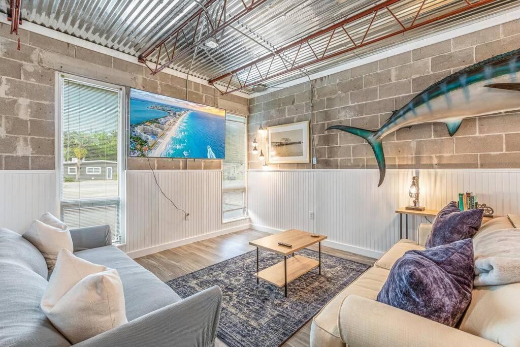 Apartment Livin Right Surf Loft: Pickleball, Basketball, Close To The Fun *