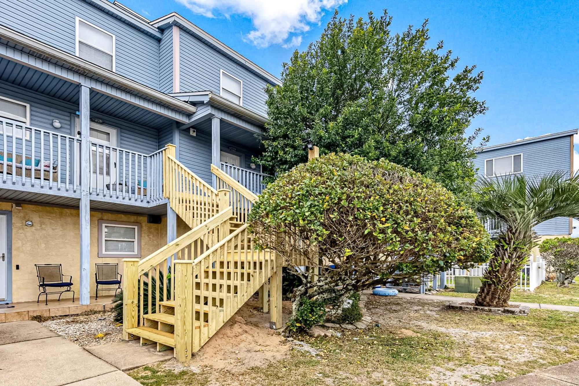 Commodores Landing 209 *