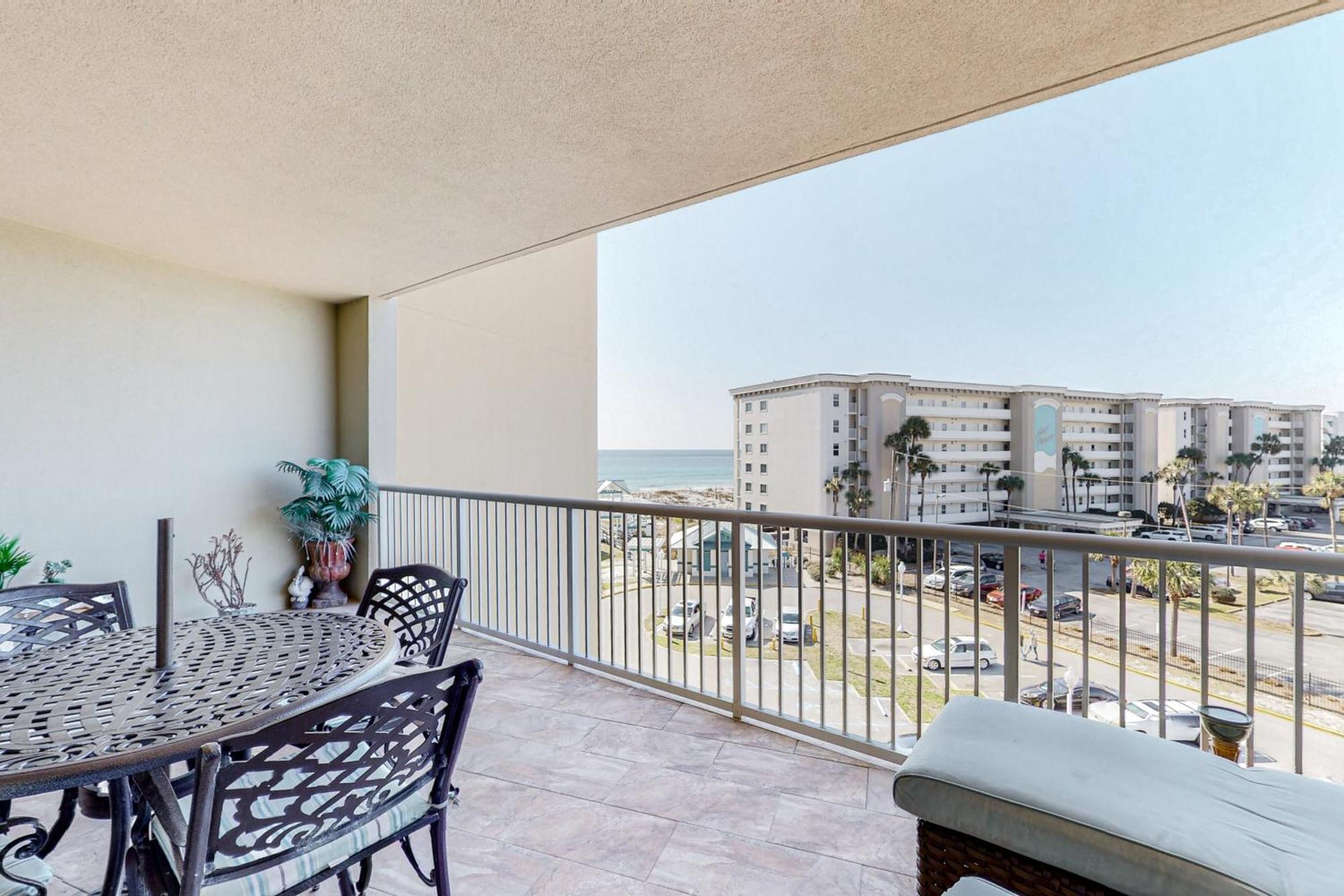 Azure Apartment *