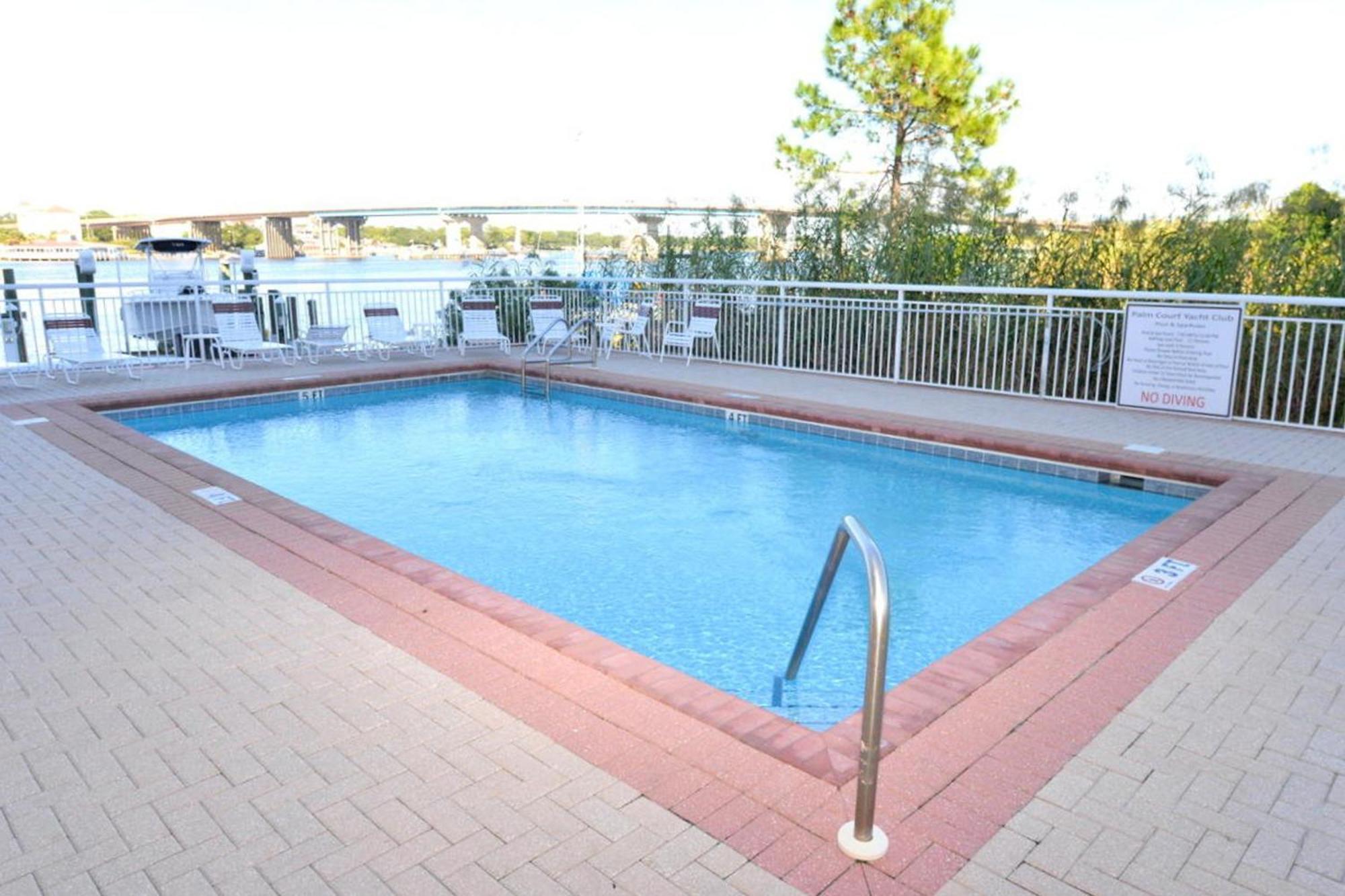 Palm Court Yacht Club *