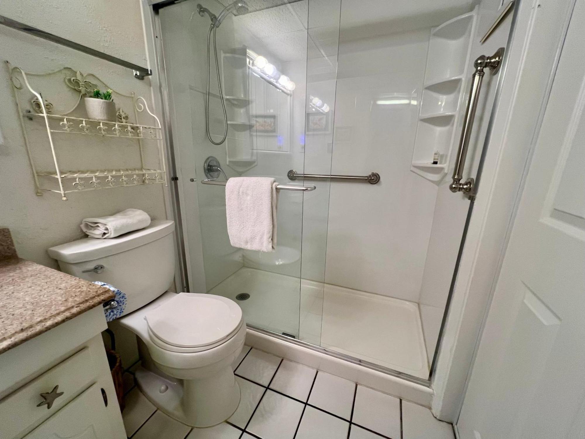 Beachfront Aqua 403! Free Activities Included!