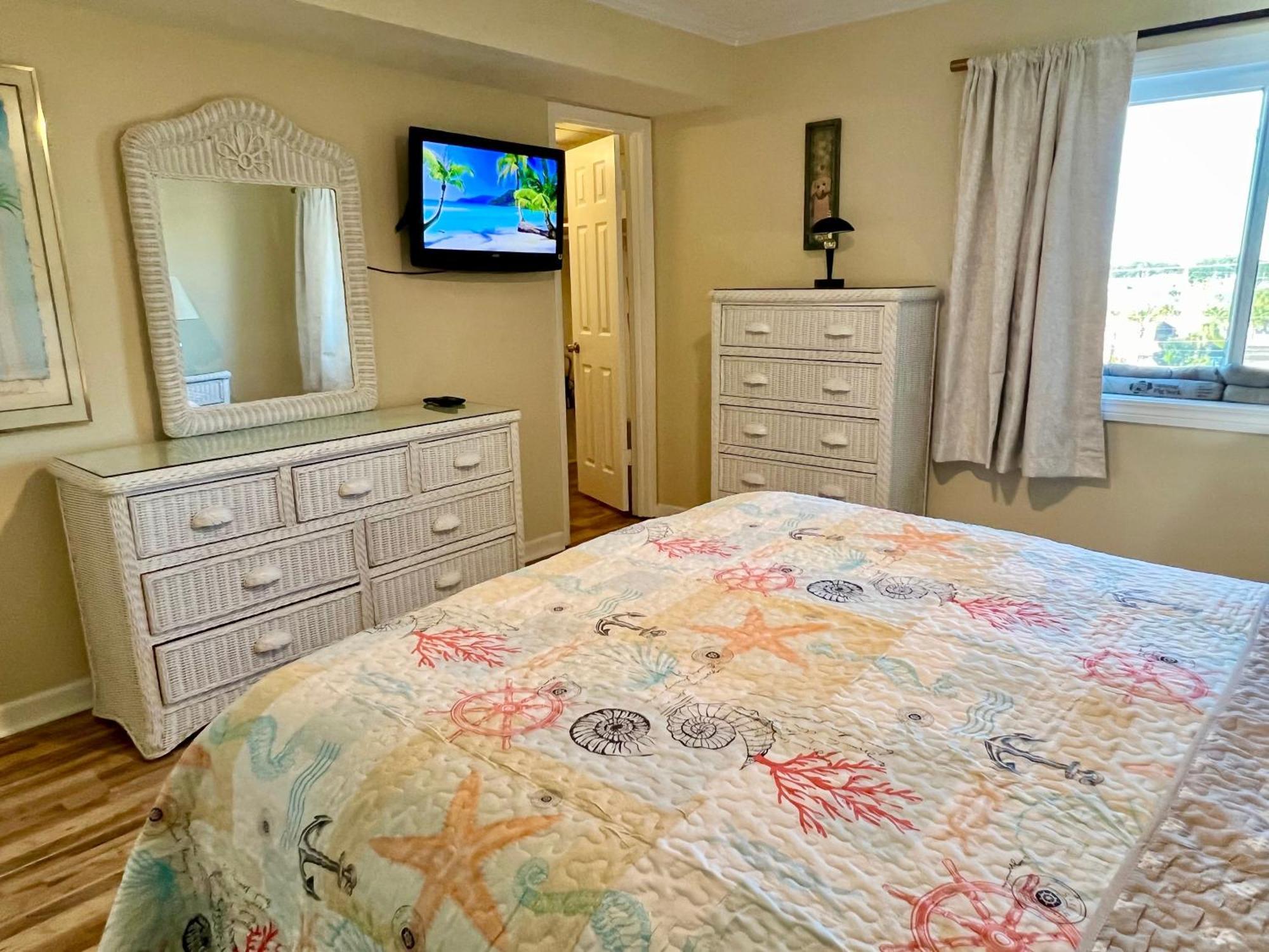Beachfront Aqua 403! Free Activities Included! * Fort Walton Beach