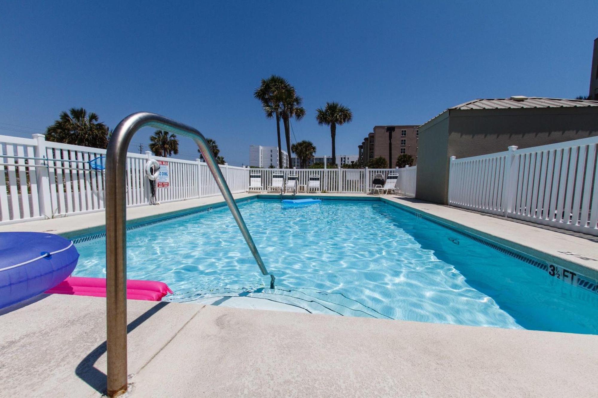 Apartment Emerald Twrs West 1003