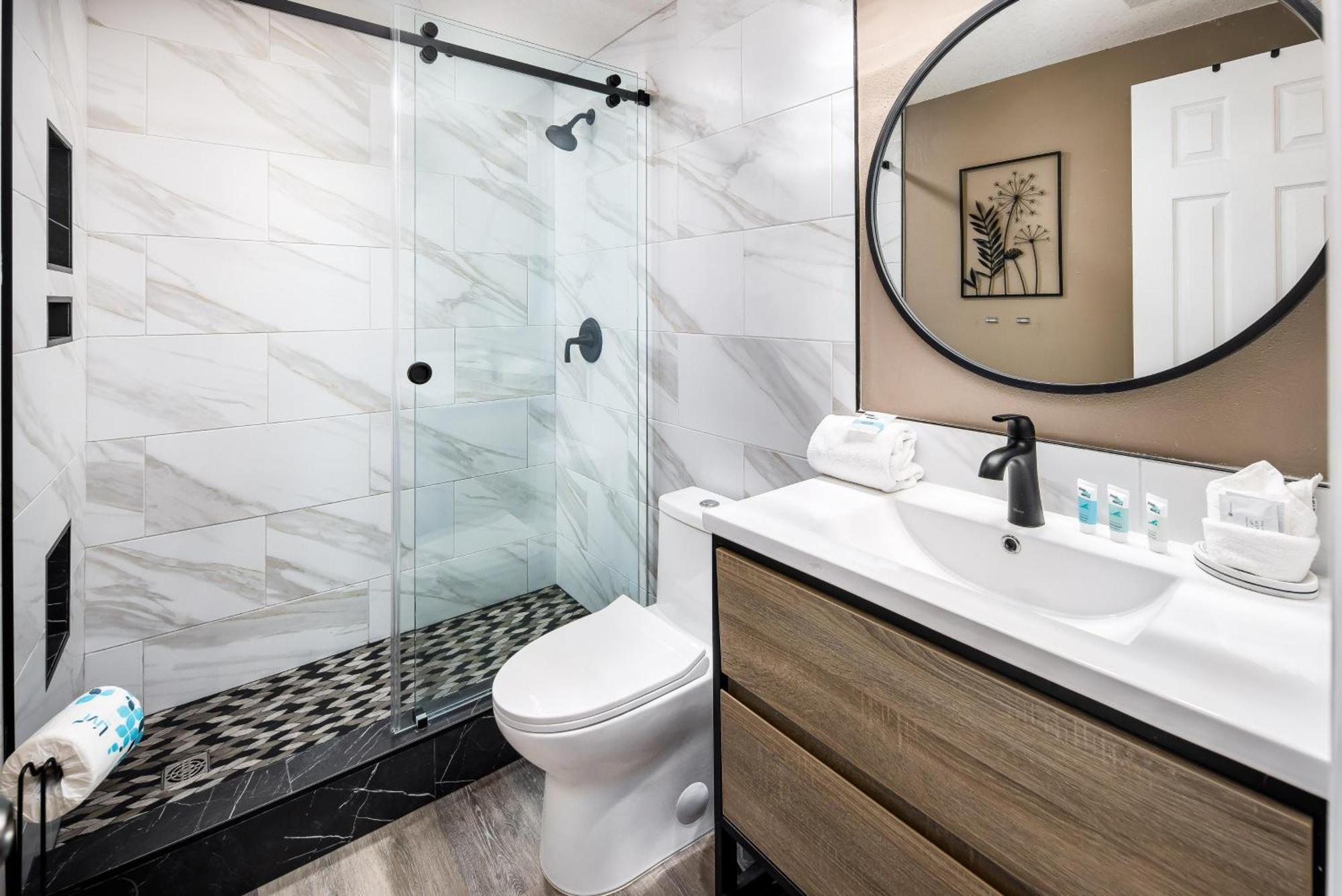 Emerald Towers West 4000 Apartment *