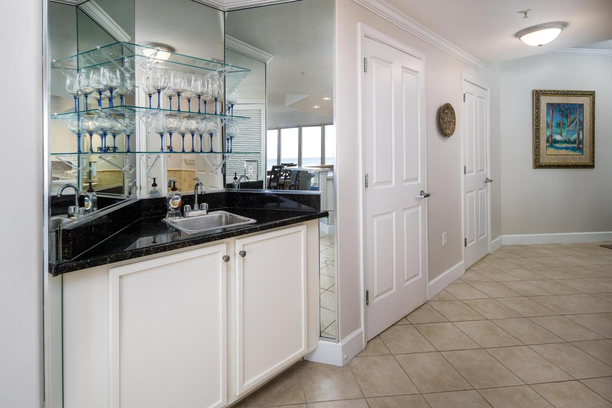 Apartment South 102 - Mystic Tides *