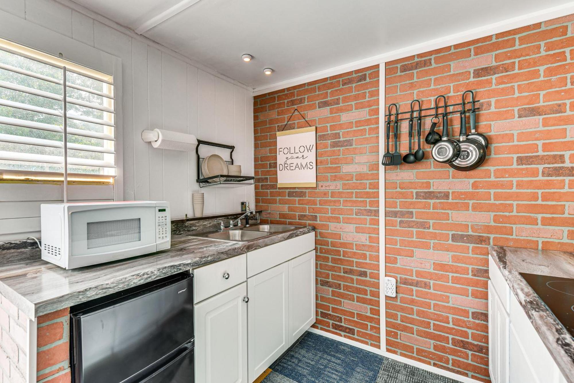 Walton With Shared Pool And Patio!