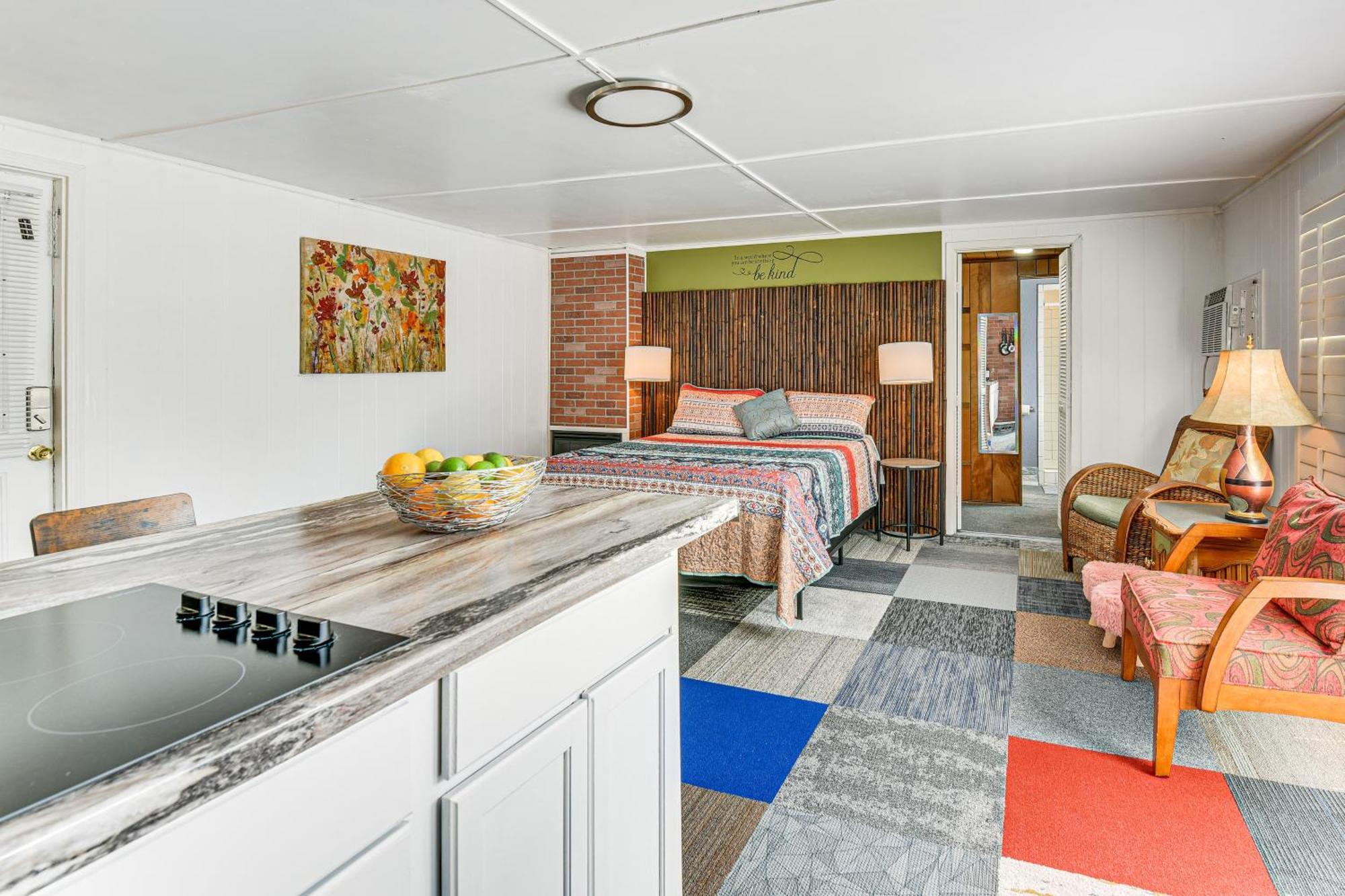 Walton With Shared Pool And Patio! *