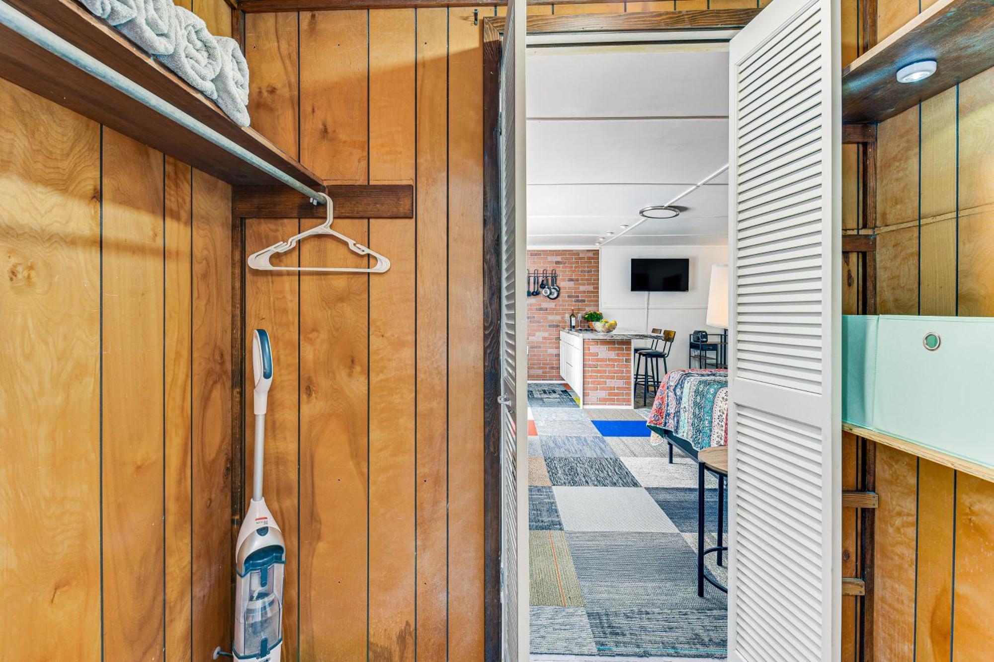 Walton With Shared Pool And Patio! *