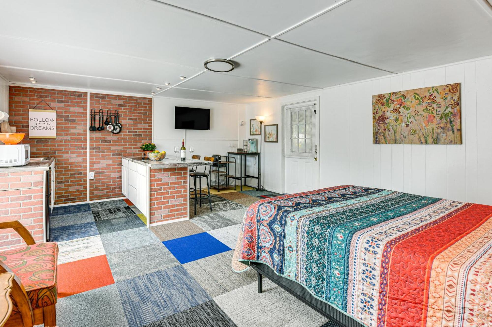 Walton With Shared Pool And Patio!