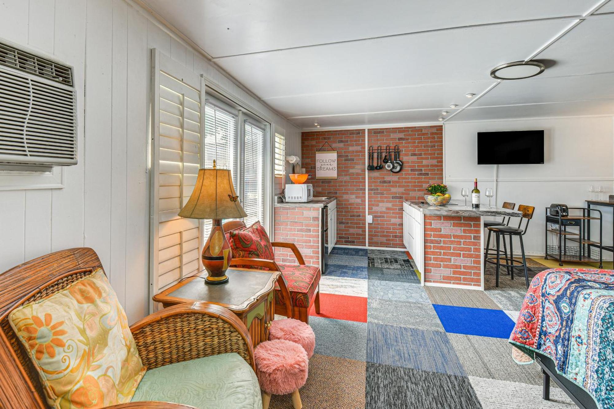 Walton With Shared Pool And Patio! Apartment