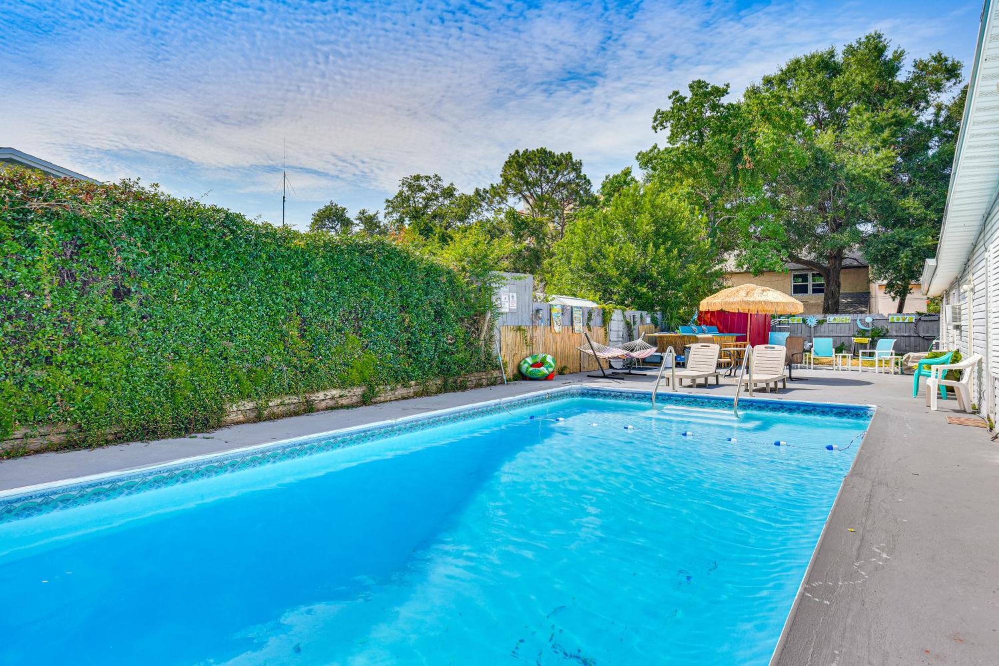 Walton With Shared Pool And Patio!