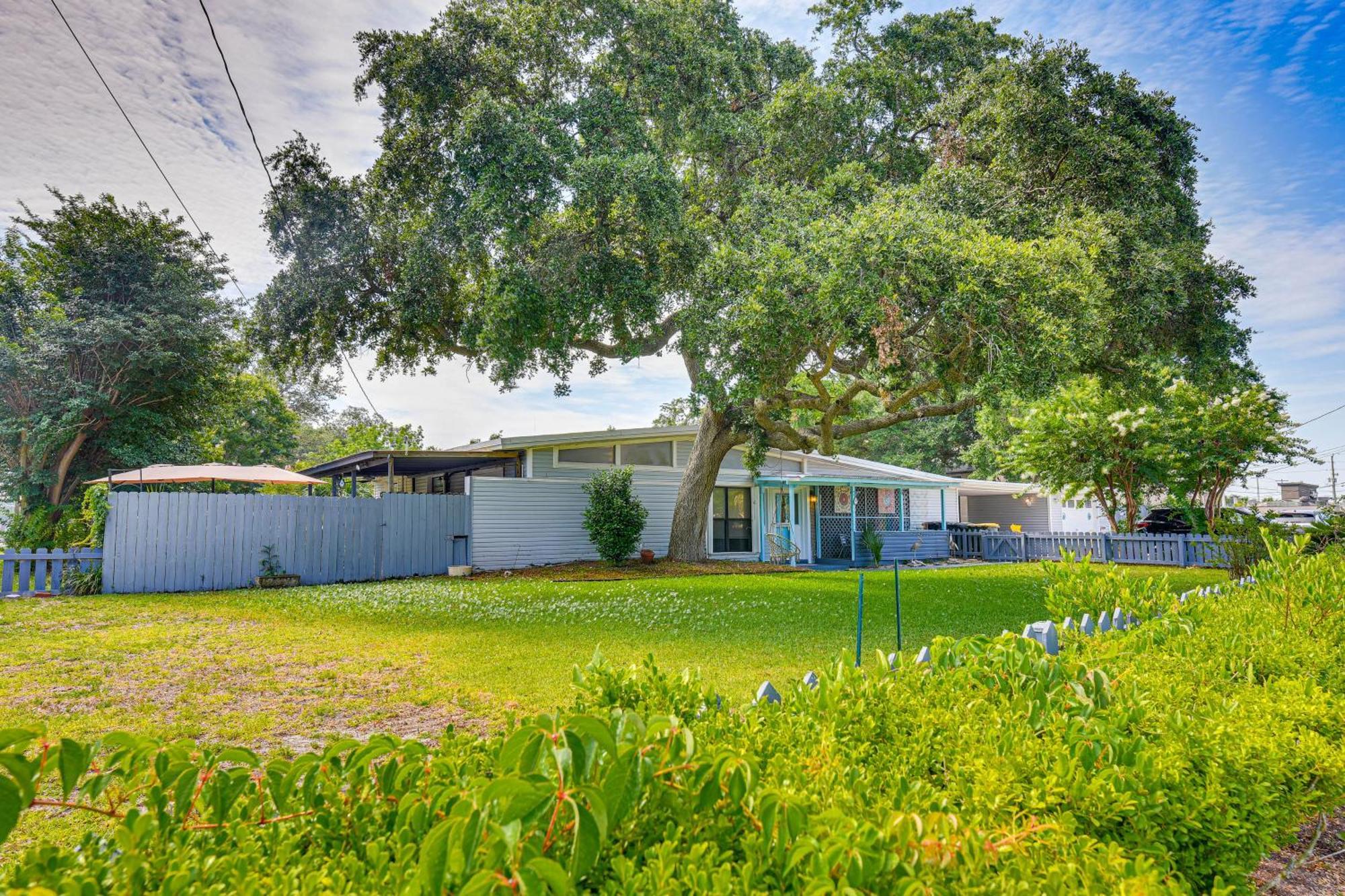 Apartment Walton With Shared Pool And Patio!
