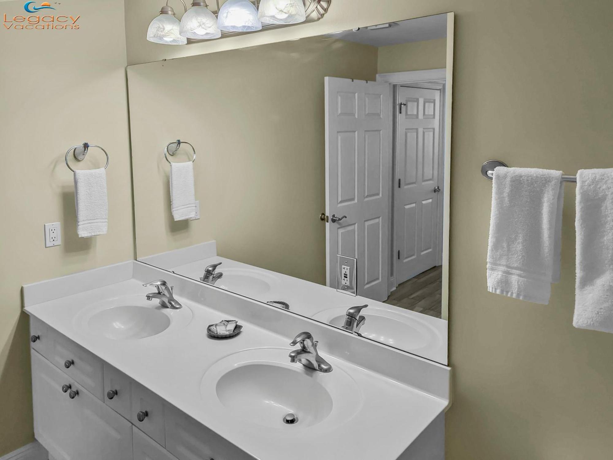Smp 507 - 3 Bd Bchfront - 2 Master Suites!