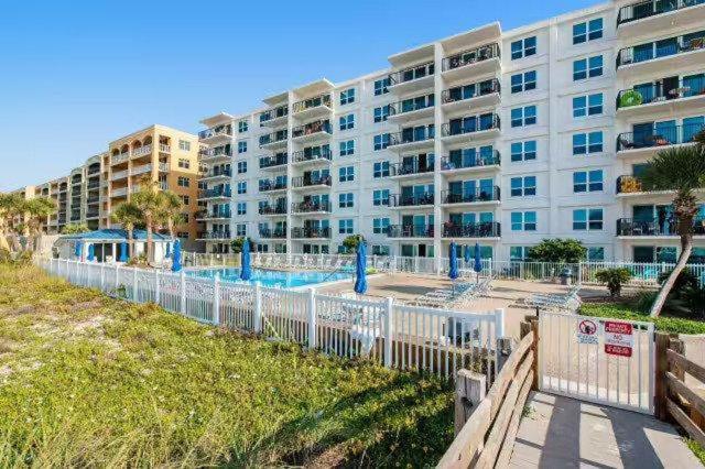 So 706 - Floor Updated 3bdr Beachfront Condo!