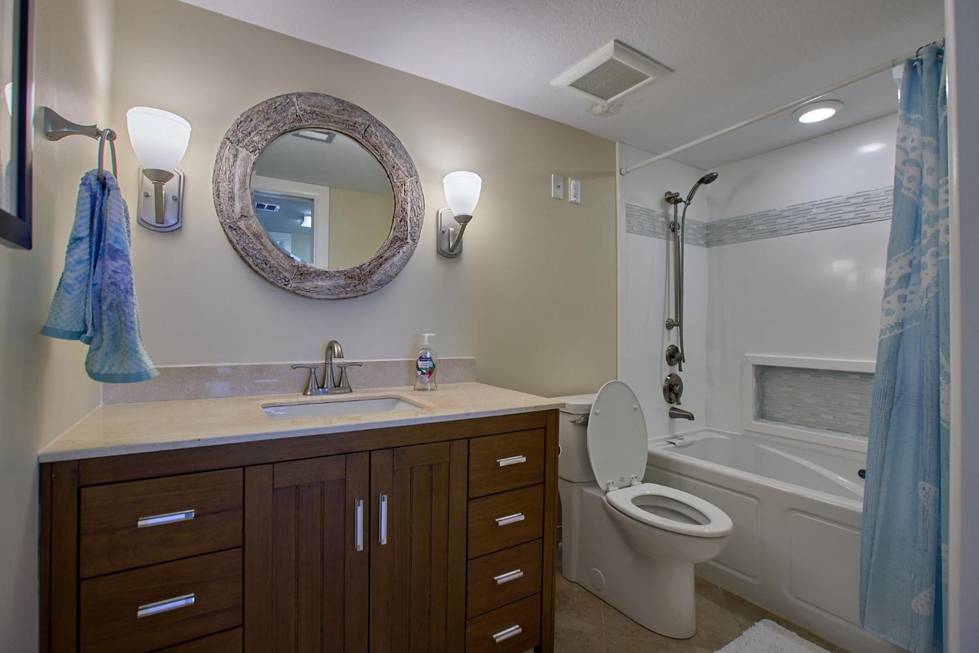 Elegant Spacious Beachfront, Free Seasonal Service, Huge Lanai