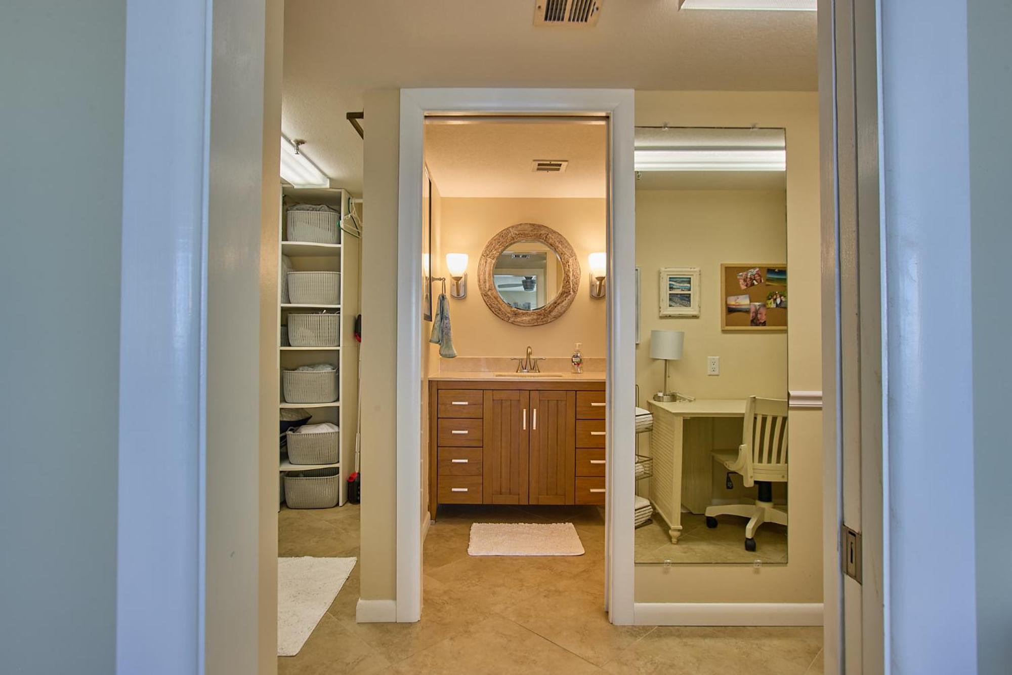 Elegant Spacious Beachfront, Free Seasonal Service, Huge Lanai Fort Walton Beach