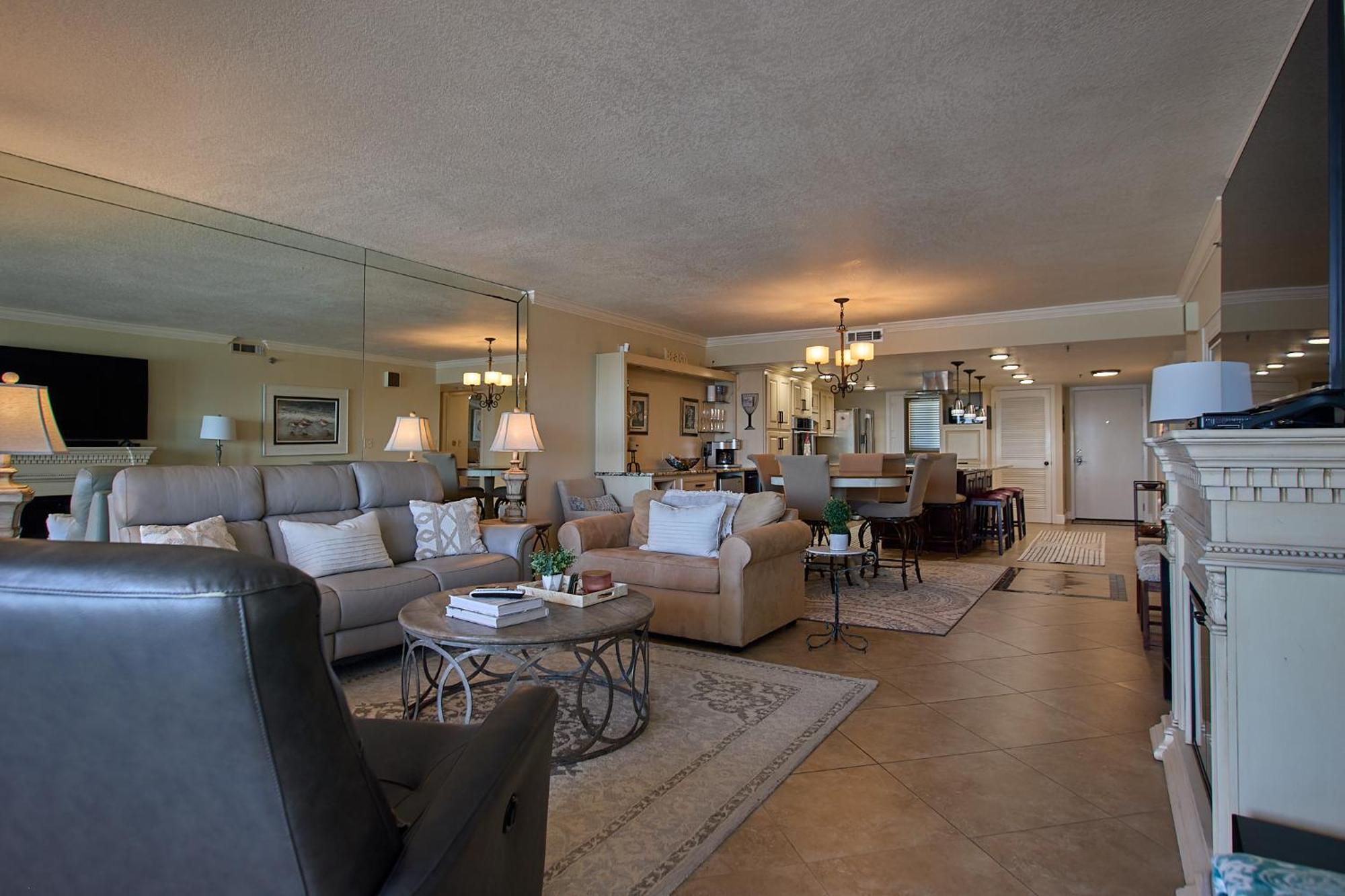 Elegant Spacious Beachfront, Free Seasonal Service, Huge Lanai Fort Walton Beach