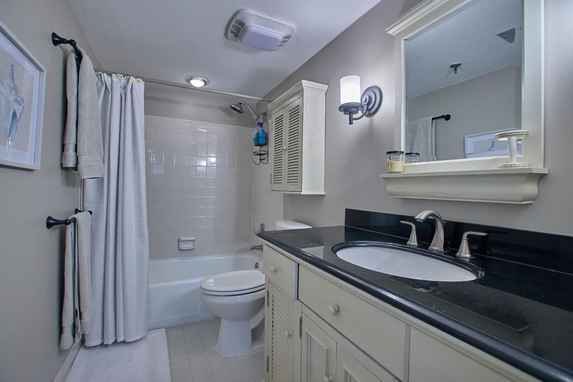Elegant Spacious Beachfront, Free Seasonal Service, Huge Lanai Apartment *