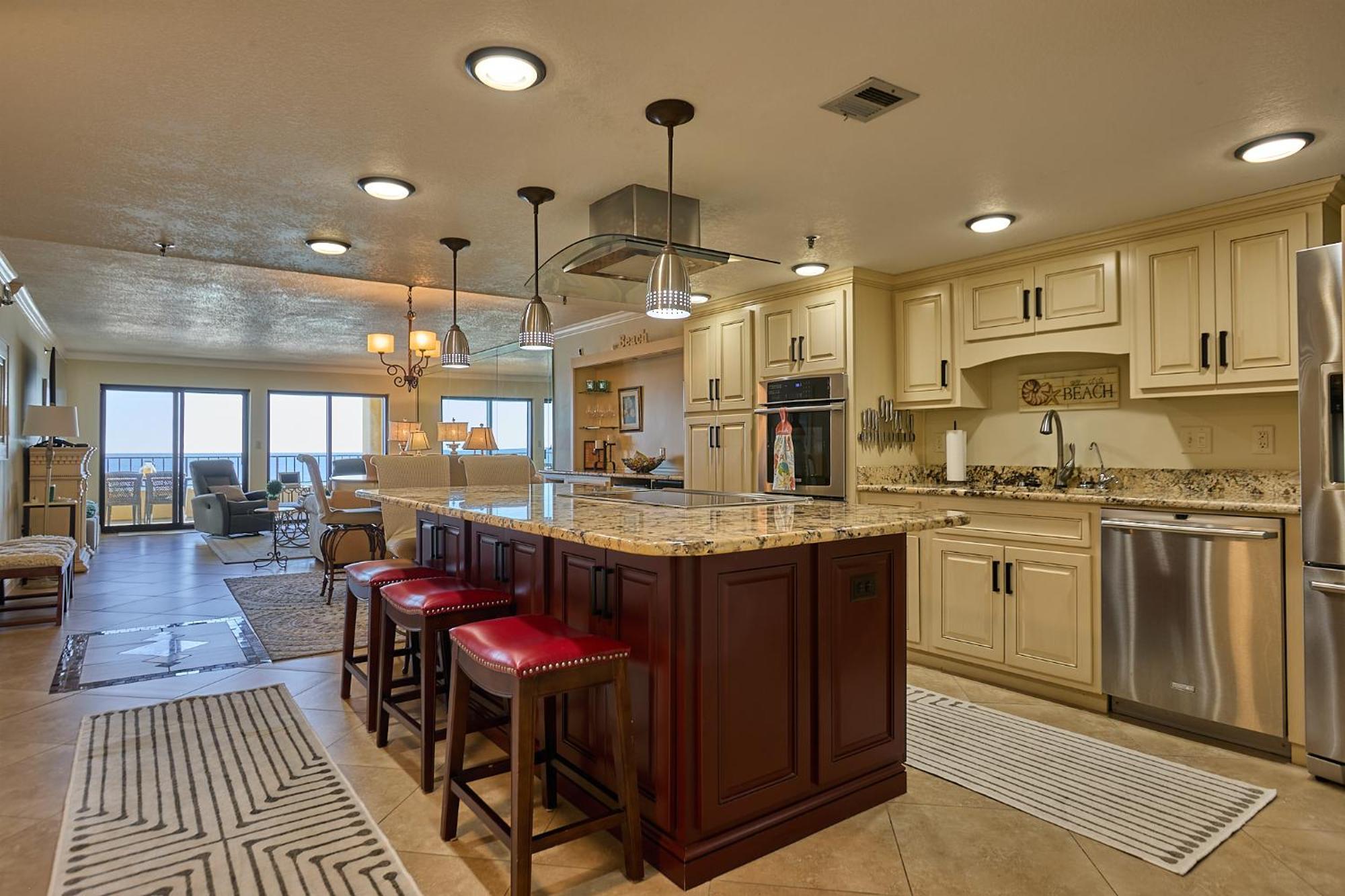 Apartment Elegant Spacious Beachfront, Free Seasonal Service, Huge Lanai *
