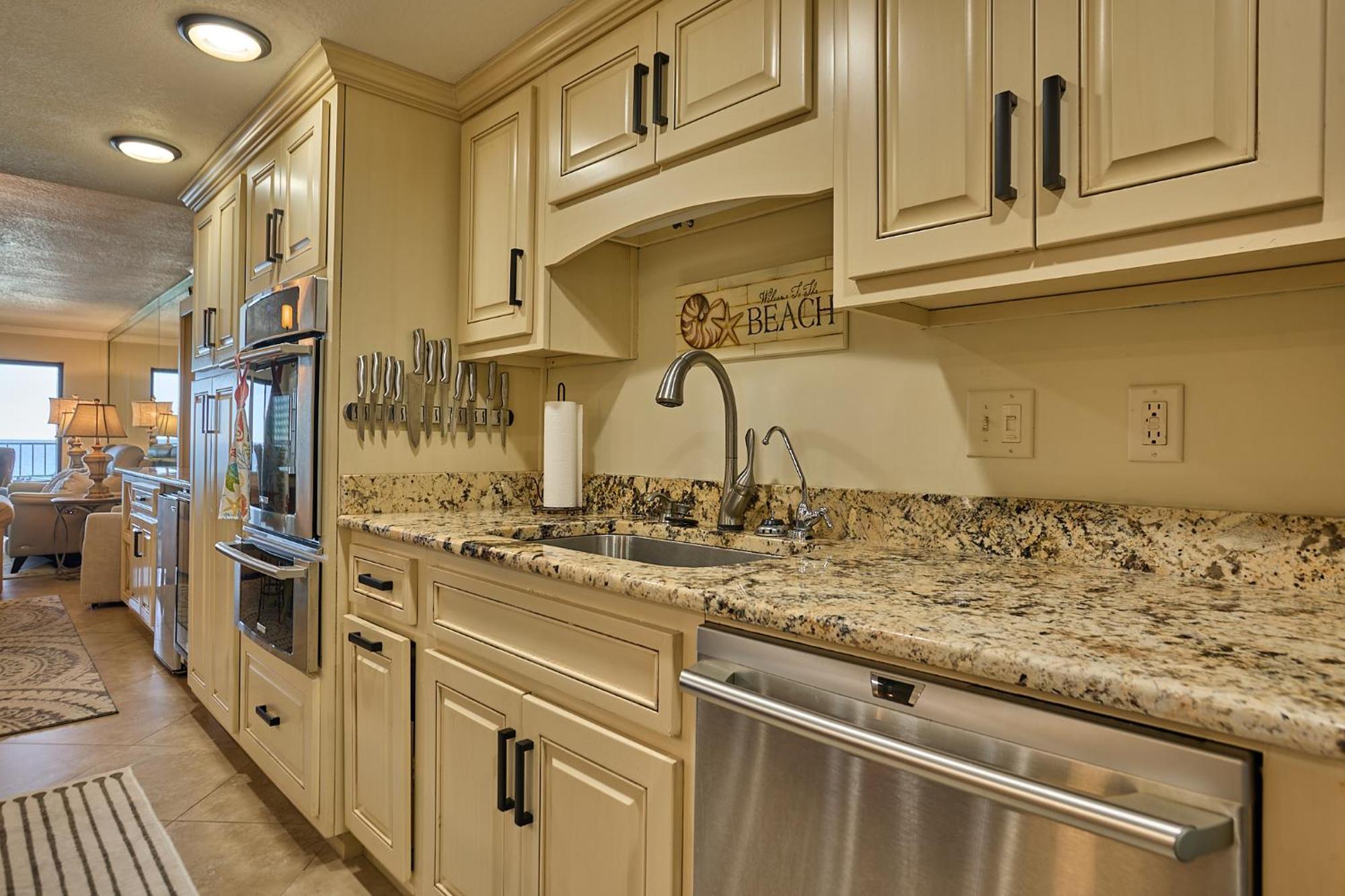 Elegant Spacious Beachfront, Free Seasonal Service, Huge Lanai Apartment *