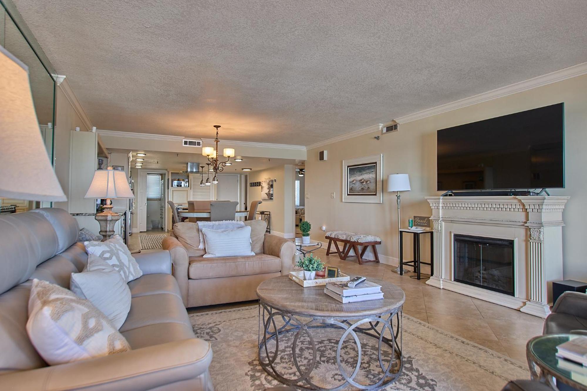 Elegant Spacious Beachfront, Free Seasonal Service, Huge Lanai Apartment *