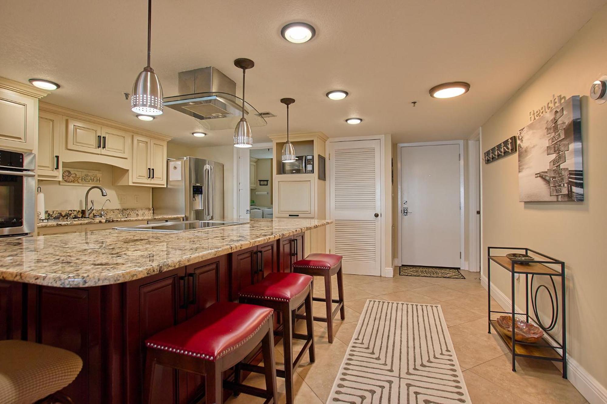 Elegant Spacious Beachfront, Free Seasonal Service, Huge Lanai Apartment *
