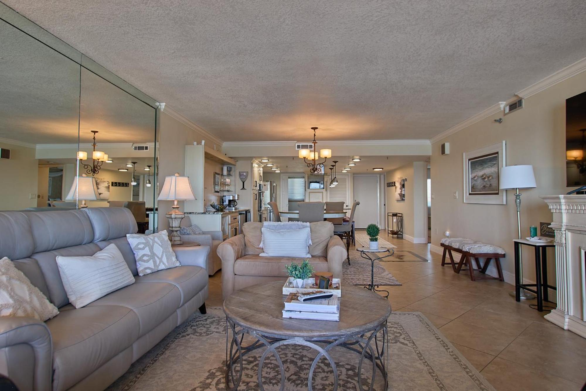 Elegant Spacious Beachfront, Free Seasonal Service, Huge Lanai *