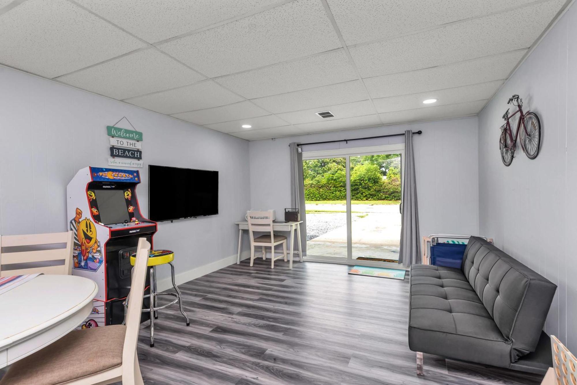 Memorial House - Ping Pong, Grill, Arcade, Beach! Holiday home *