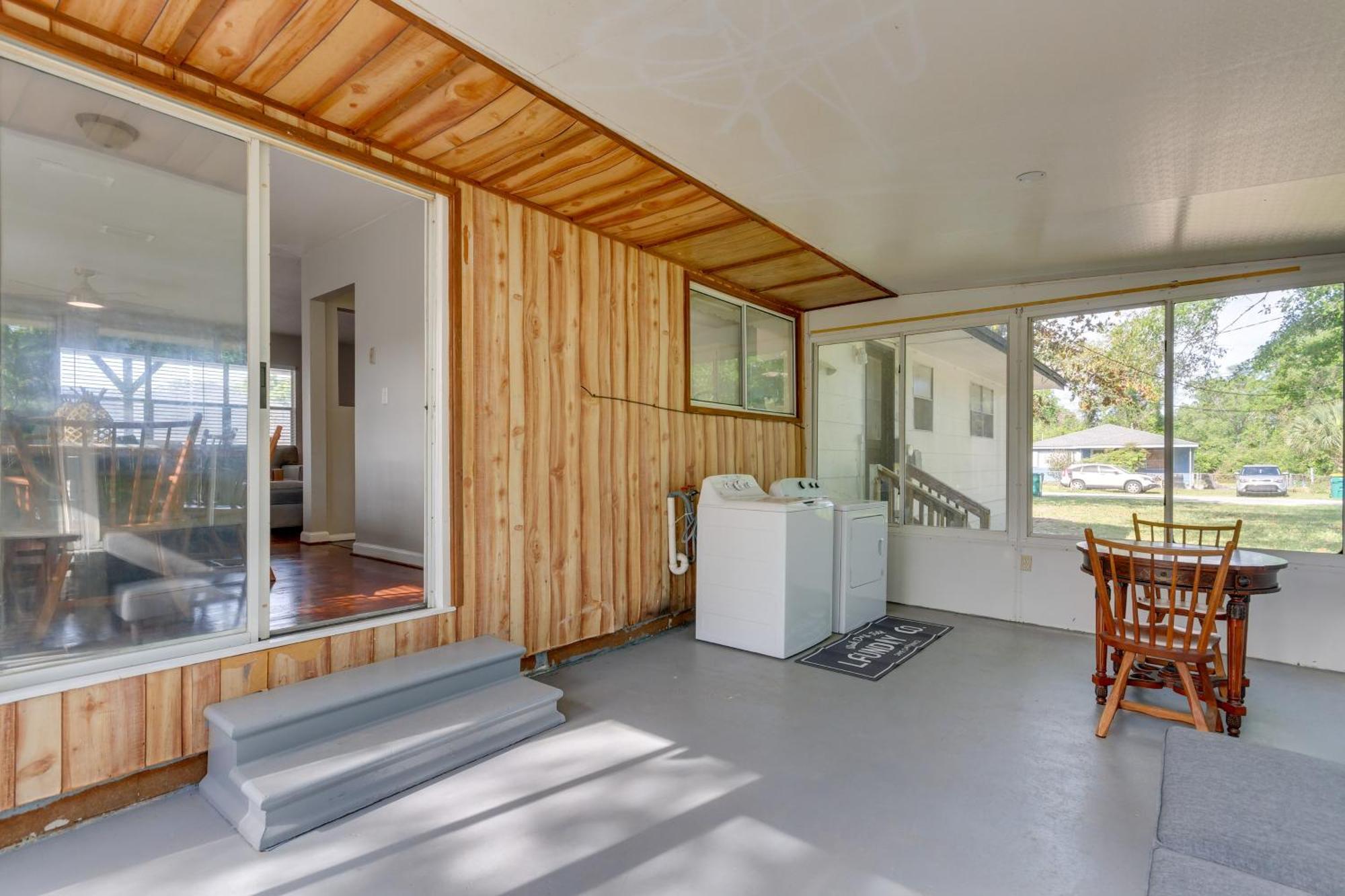 Sunny Walton Vacation With Yard! Holiday home