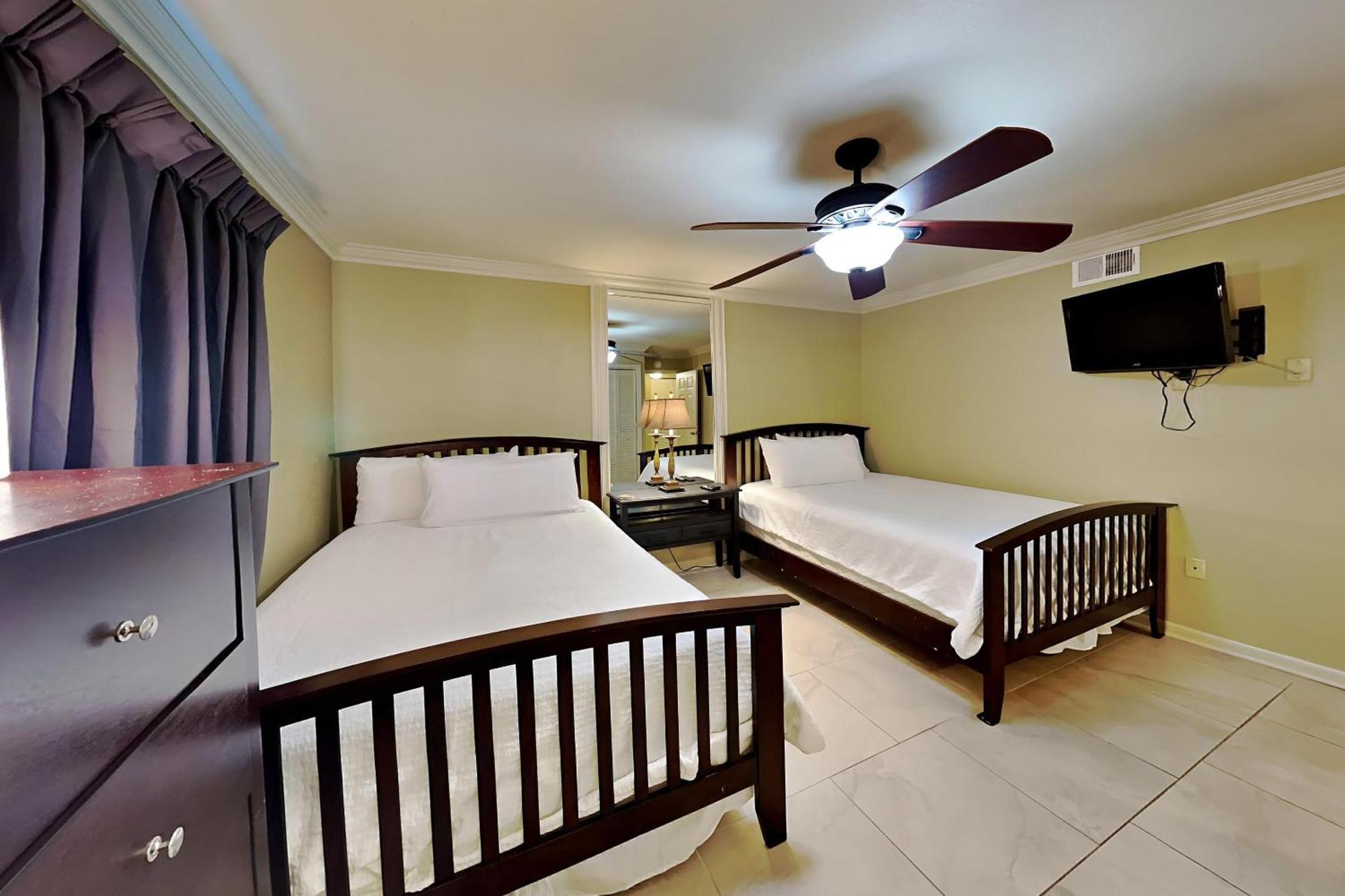 Emerald Isle Walton 300 Apartment *
