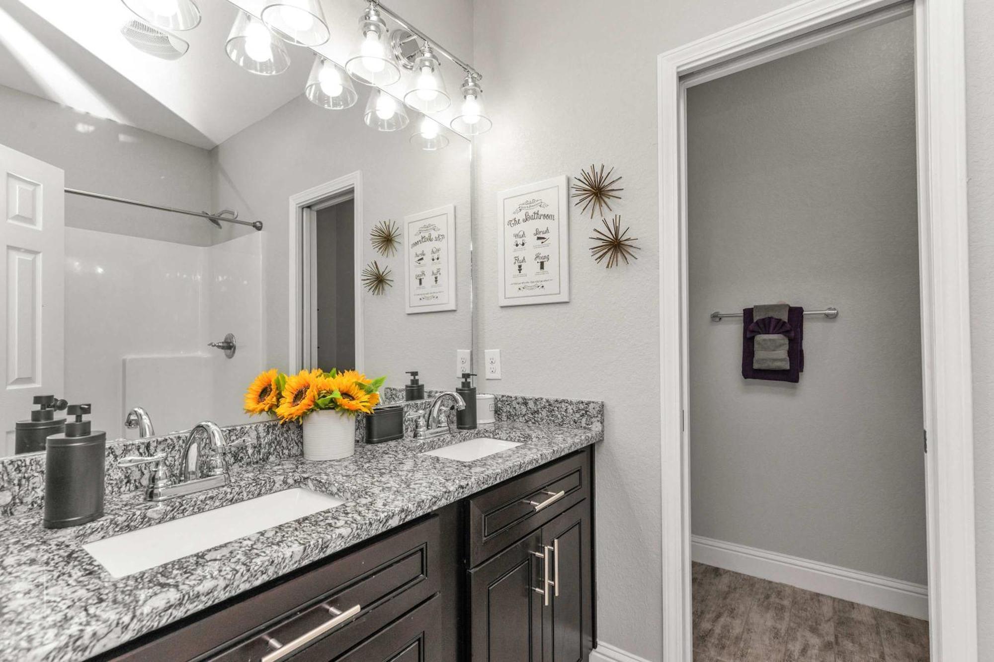 Owl's Nest - Cozy Townhome Close To Beaches, Attractions & More! Holiday home *
