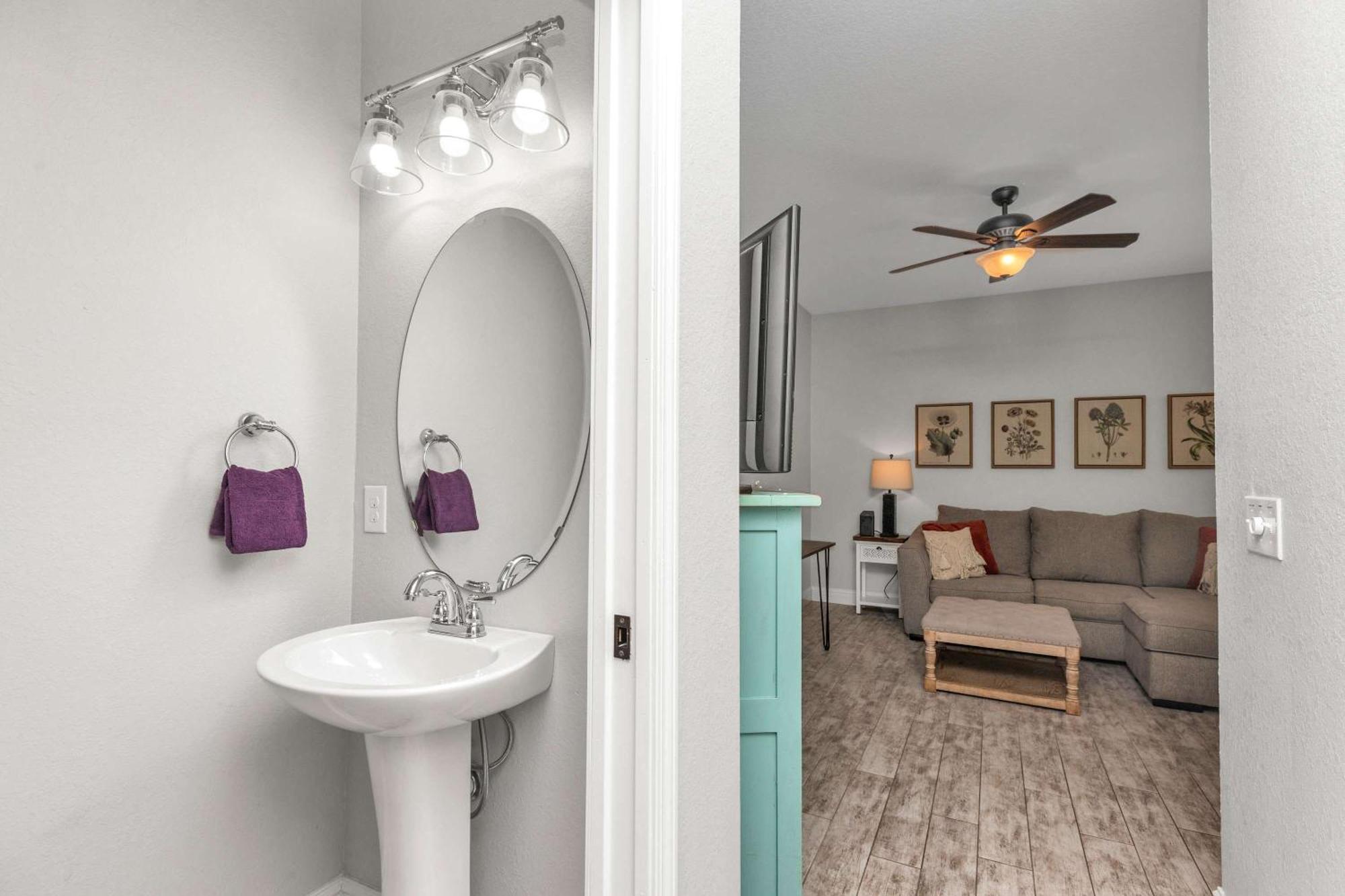 Owl's Nest - Cozy Townhome Close To Beaches, Attractions & More! Holiday home *