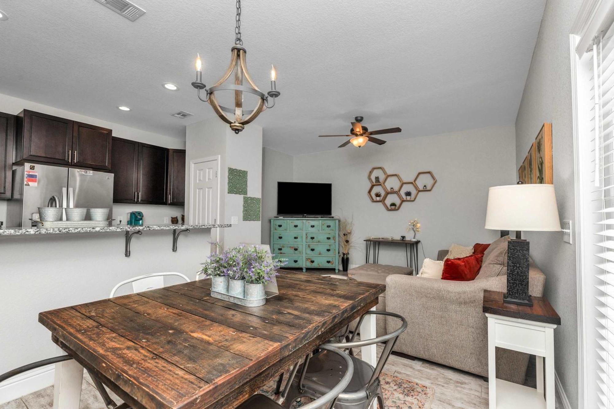 Owl's Nest - Cozy Townhome Close To Beaches, Attractions & More!