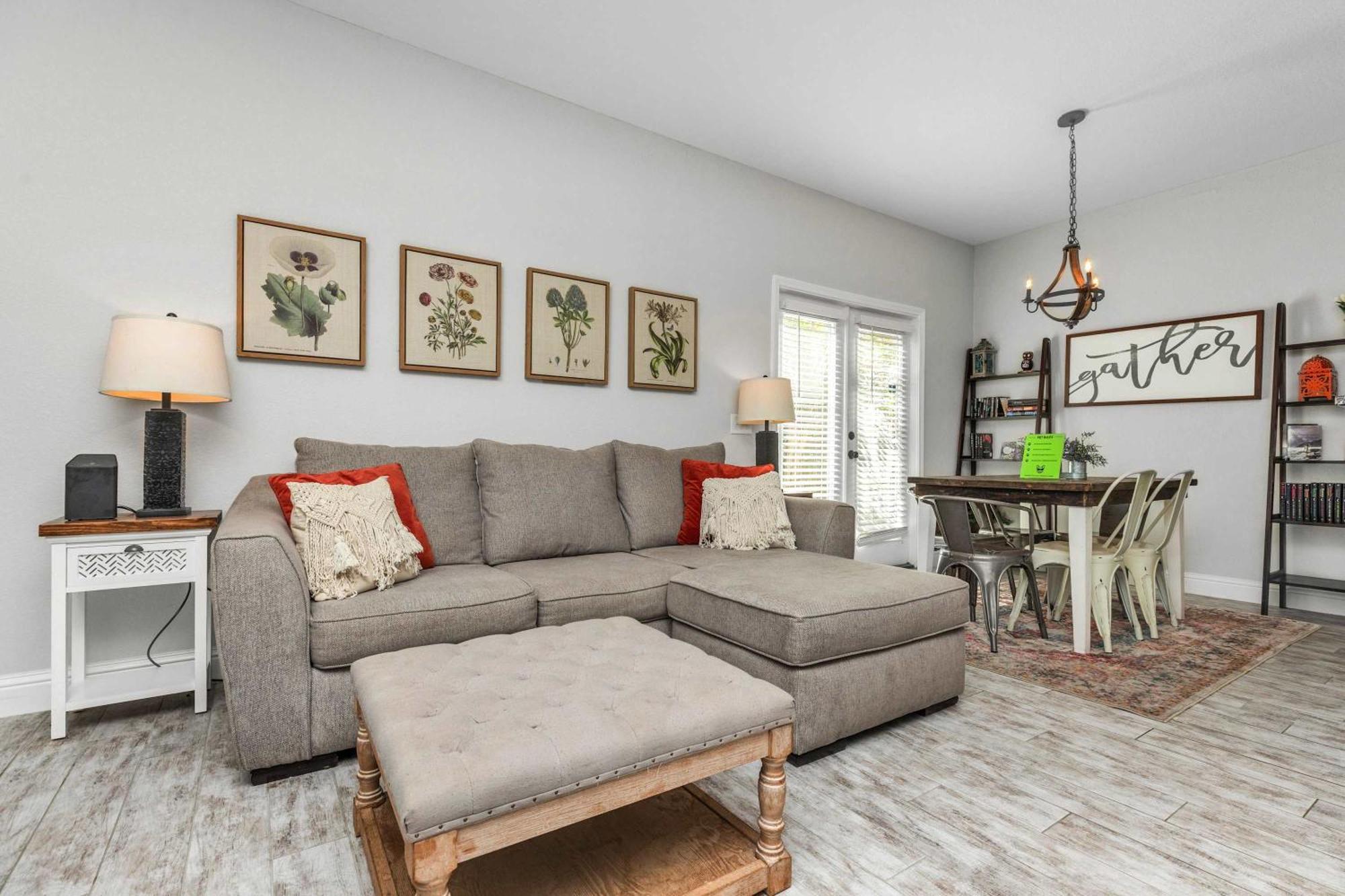 Owl's Nest - Cozy Townhome Close To Beaches, Attractions & More! Holiday home