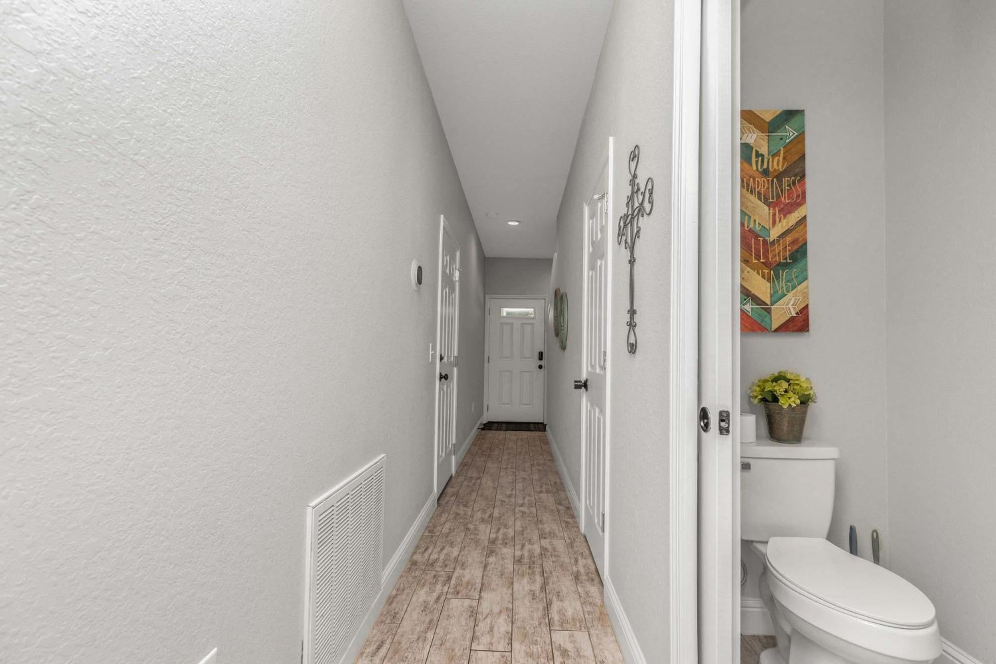 Owl's Nest - Cozy Townhome Close To Beaches, Attractions & More! Holiday home
