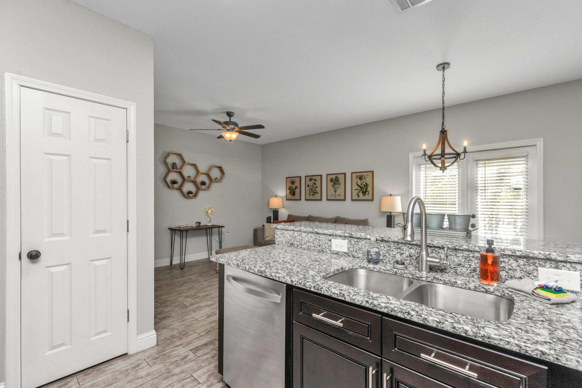 Owl's Nest - Cozy Townhome Close To Beaches, Attractions & More! *