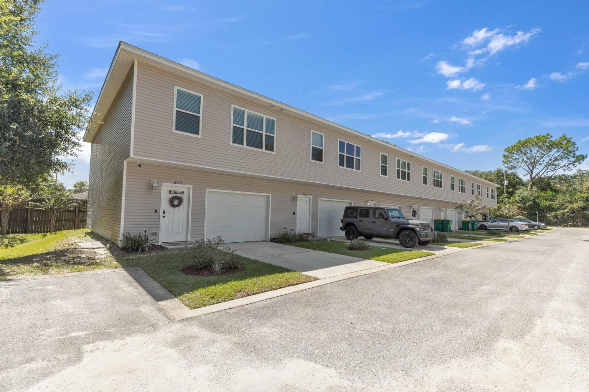 Owl's Nest - Cozy Townhome Close To Beaches, Attractions & More!