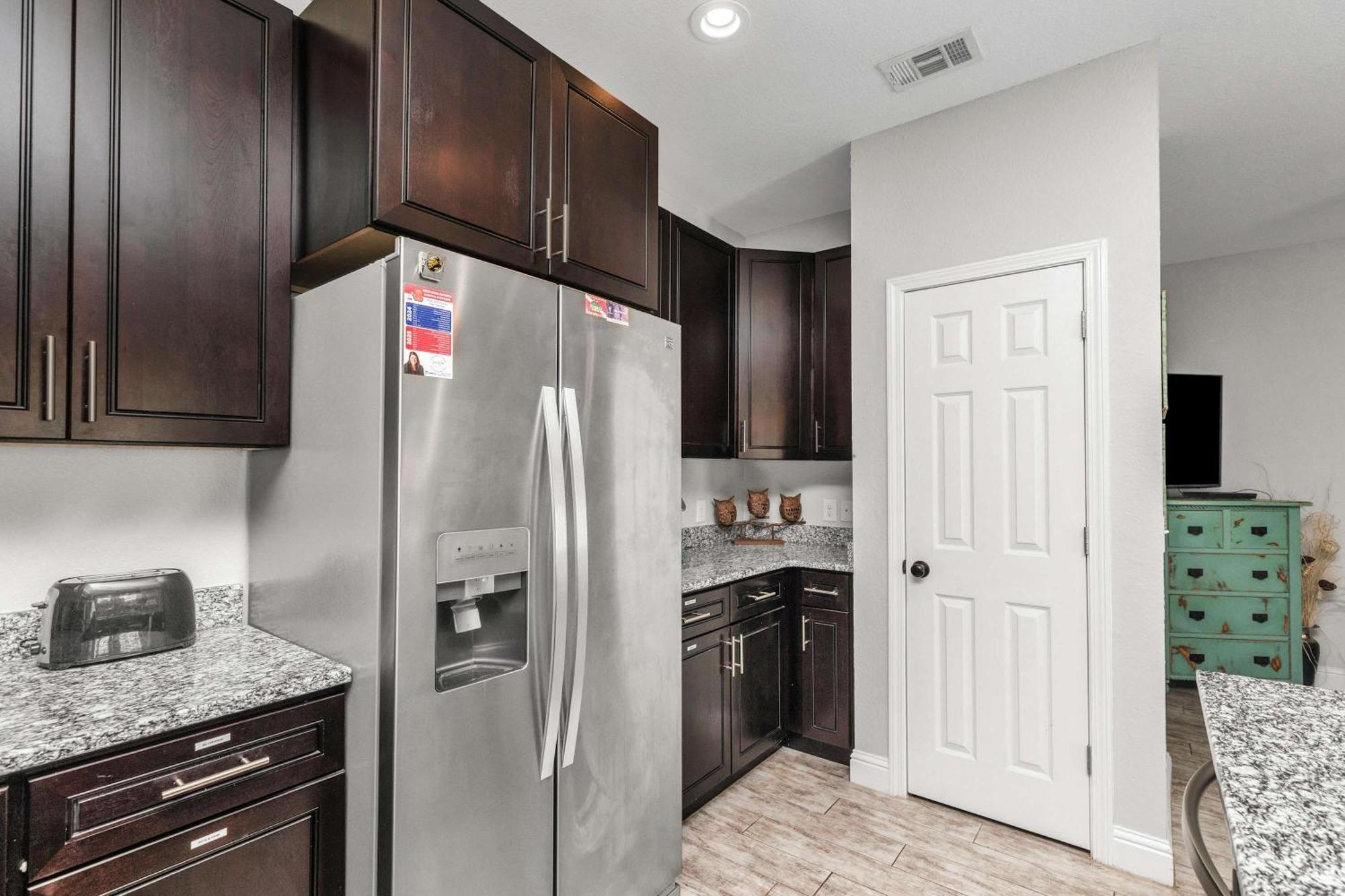 Owl's Nest - Cozy Townhome Close To Beaches, Attractions & More! Holiday home