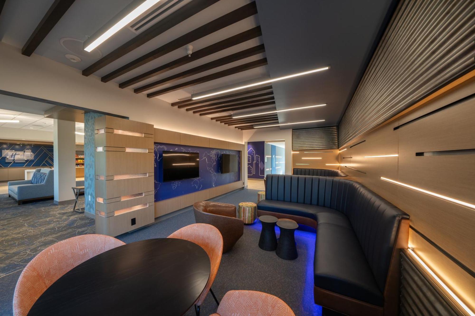 Express & Walton - Eglin Area By Ihg 2*
