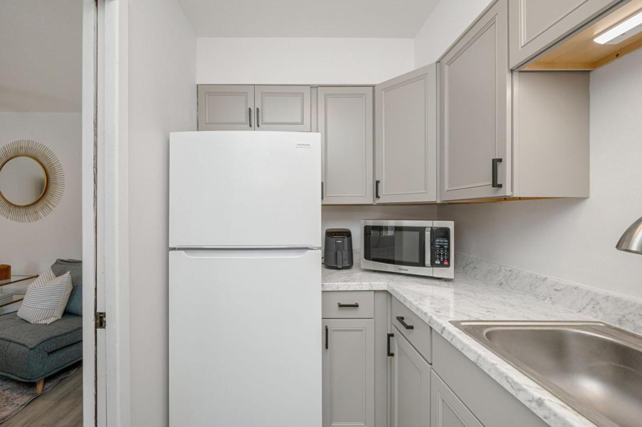 Sunny Haven: 1br Townhome In Walton Apartment *