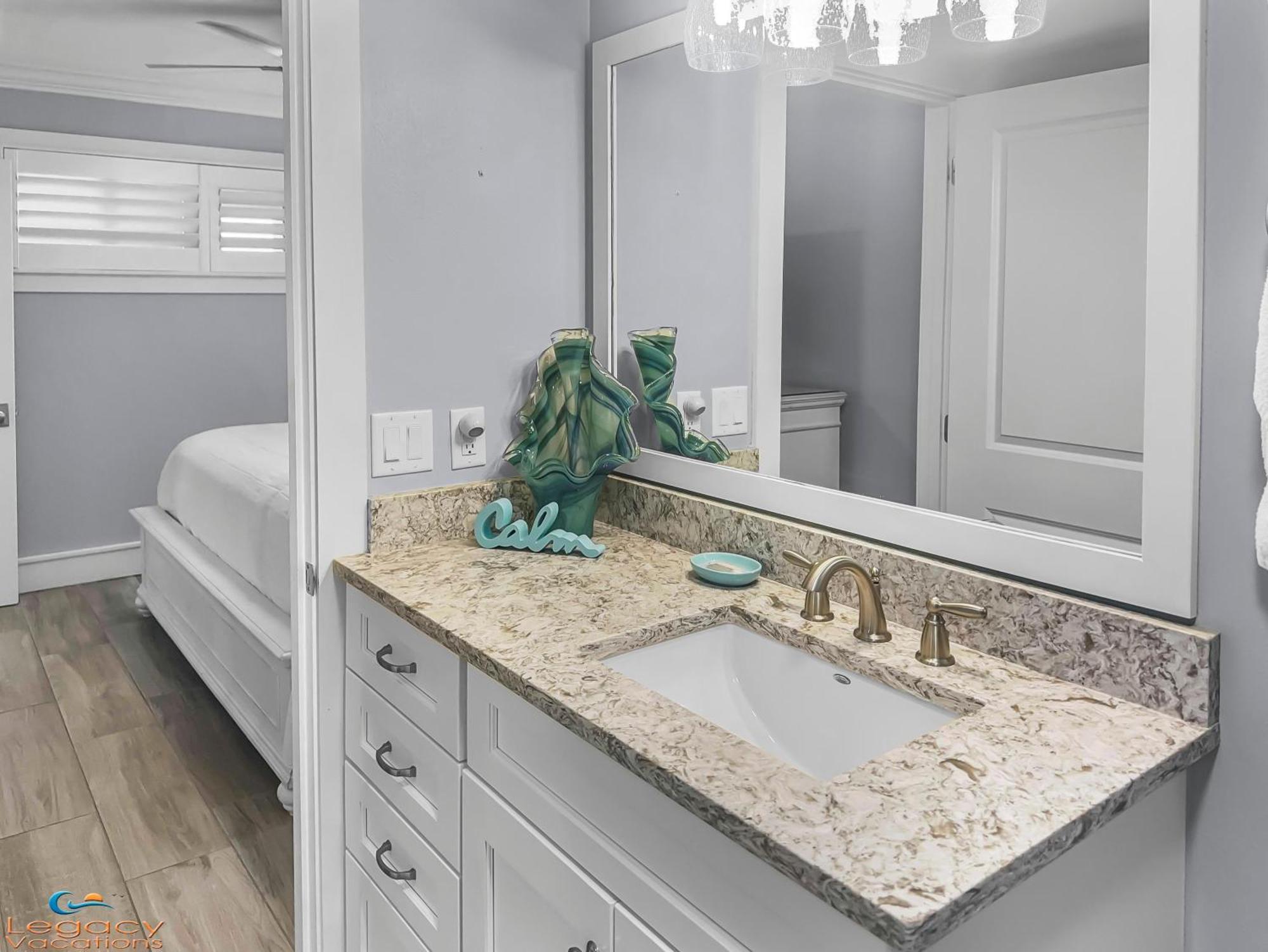 Apartment So 401 - Lovely Remodeled 3 Bd Beachfront Condo!