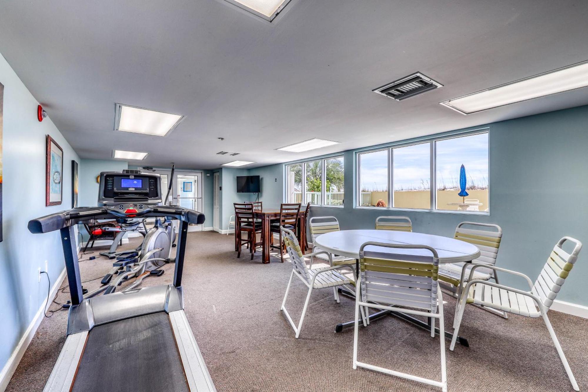 Pelican Isle 204 Gulf Clap Apartment