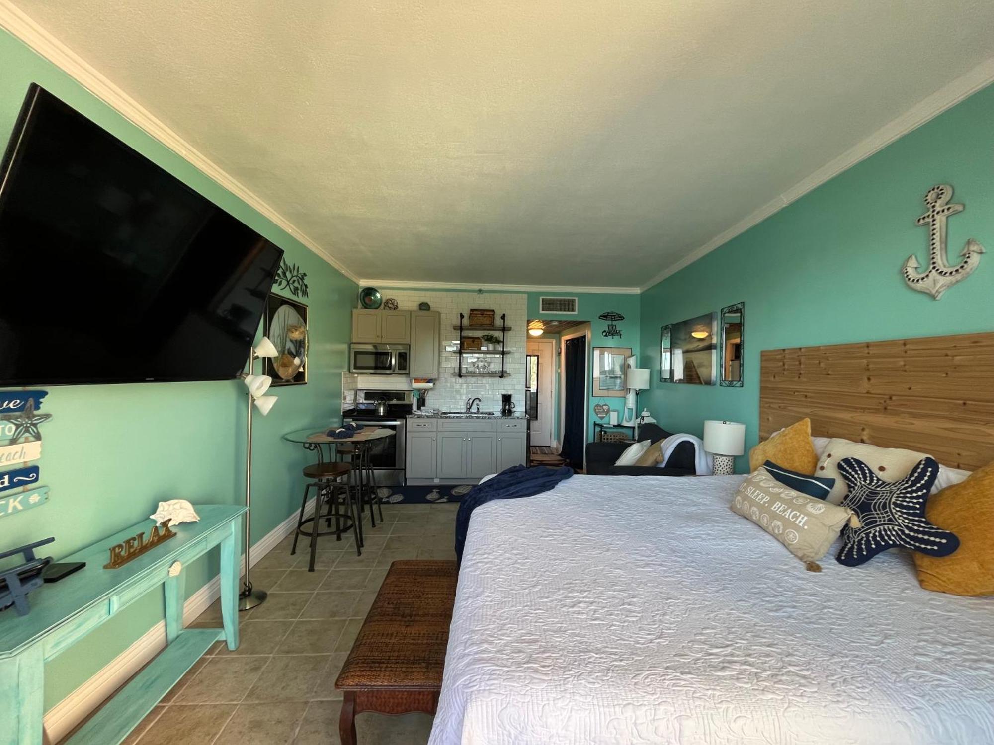 Cozy Waterfront - Pb B215