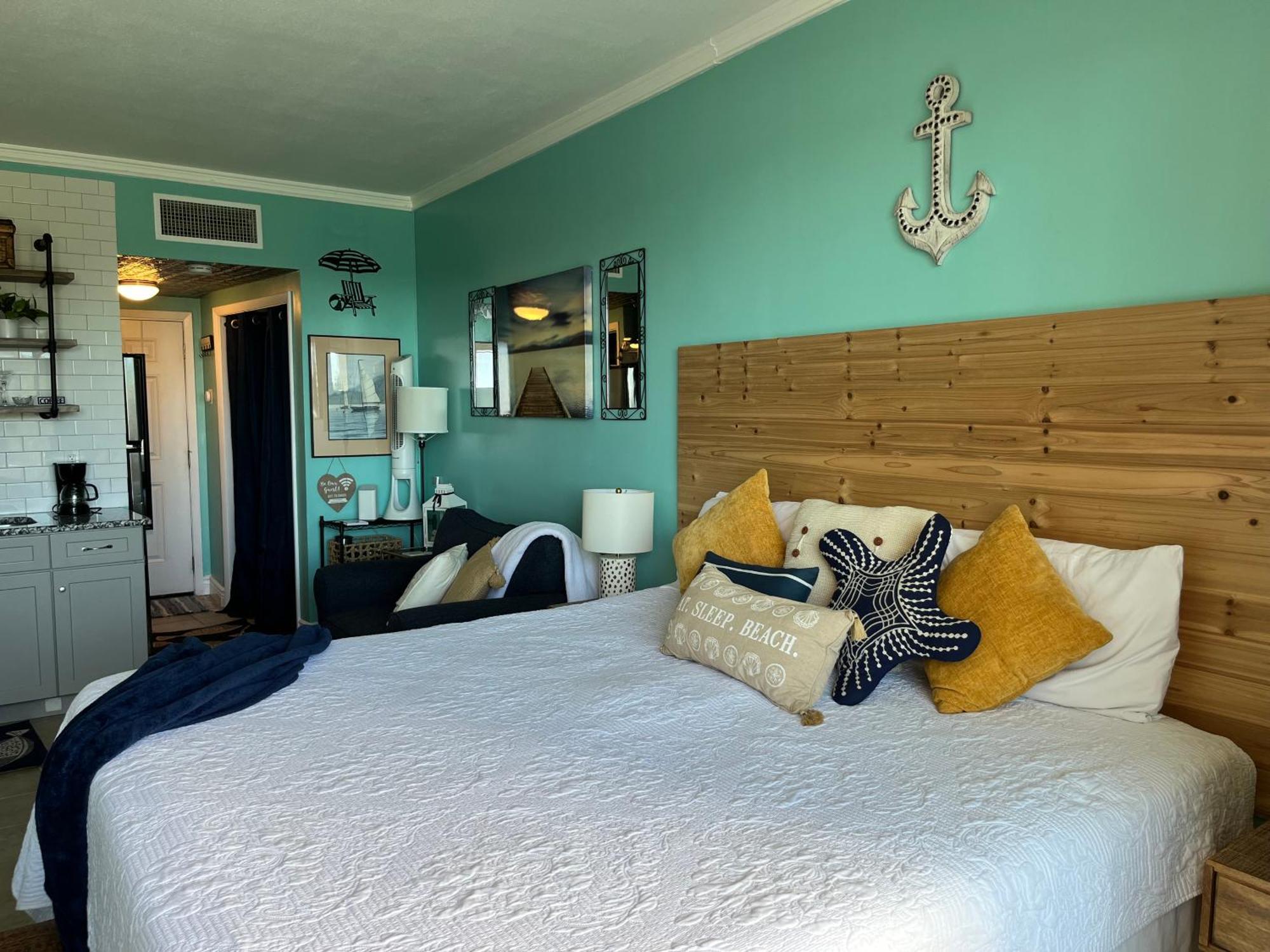 Cozy Waterfront - Pb B215