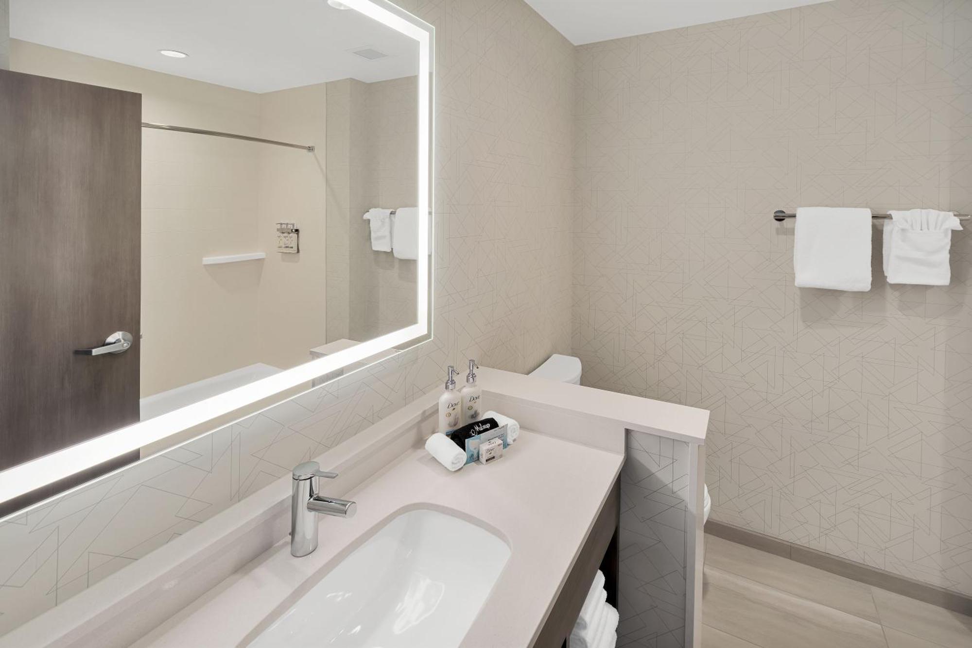 Express & Walton - Eglin Area By Ihg 2*