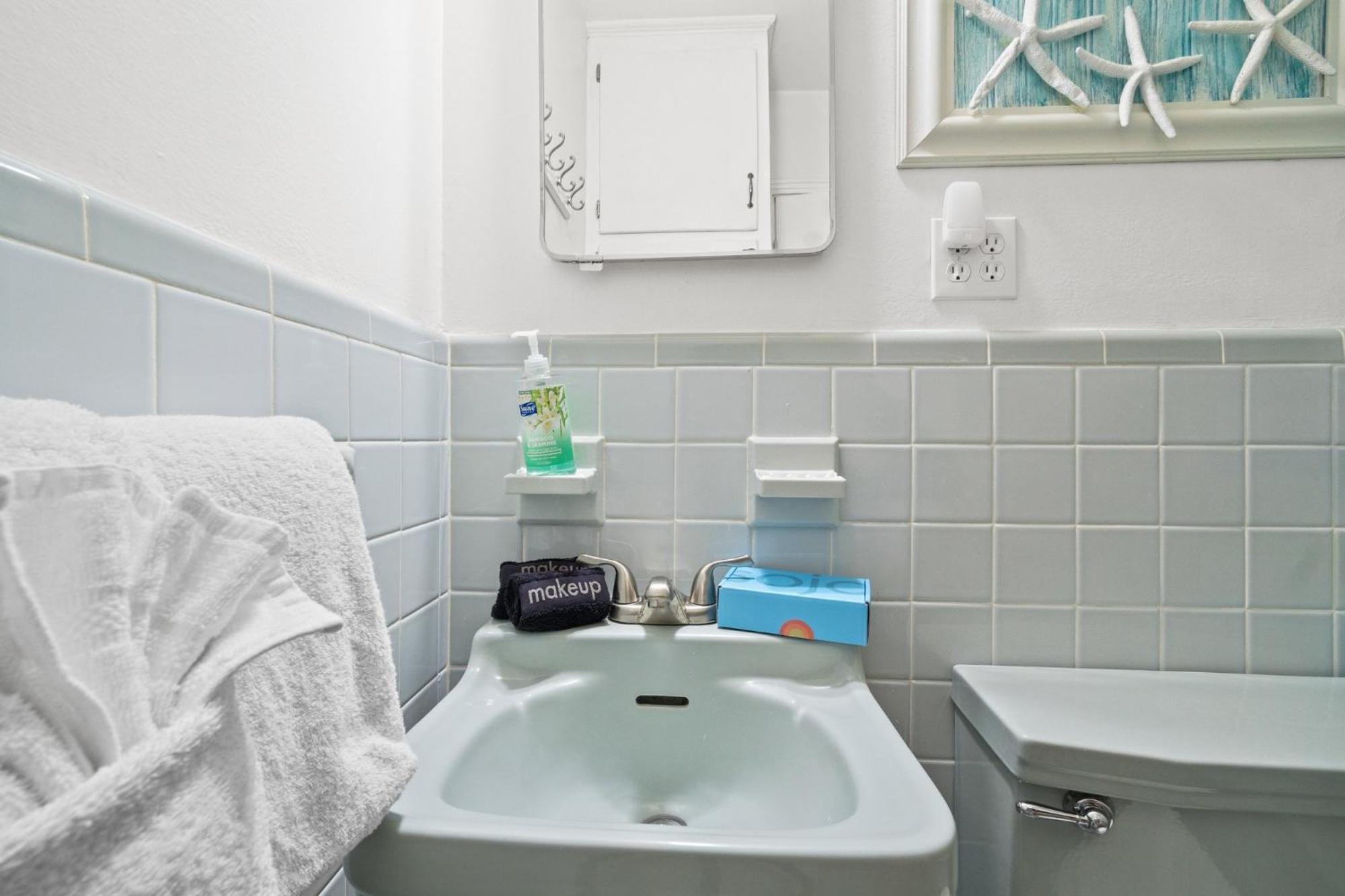 Holiday home Little House, Single Family Home, Sleeps 8, Free Activities Included! *