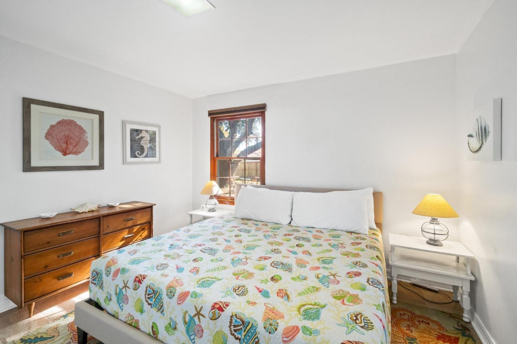Little House, Single Family Home, Sleeps 8, Free Activities Included!