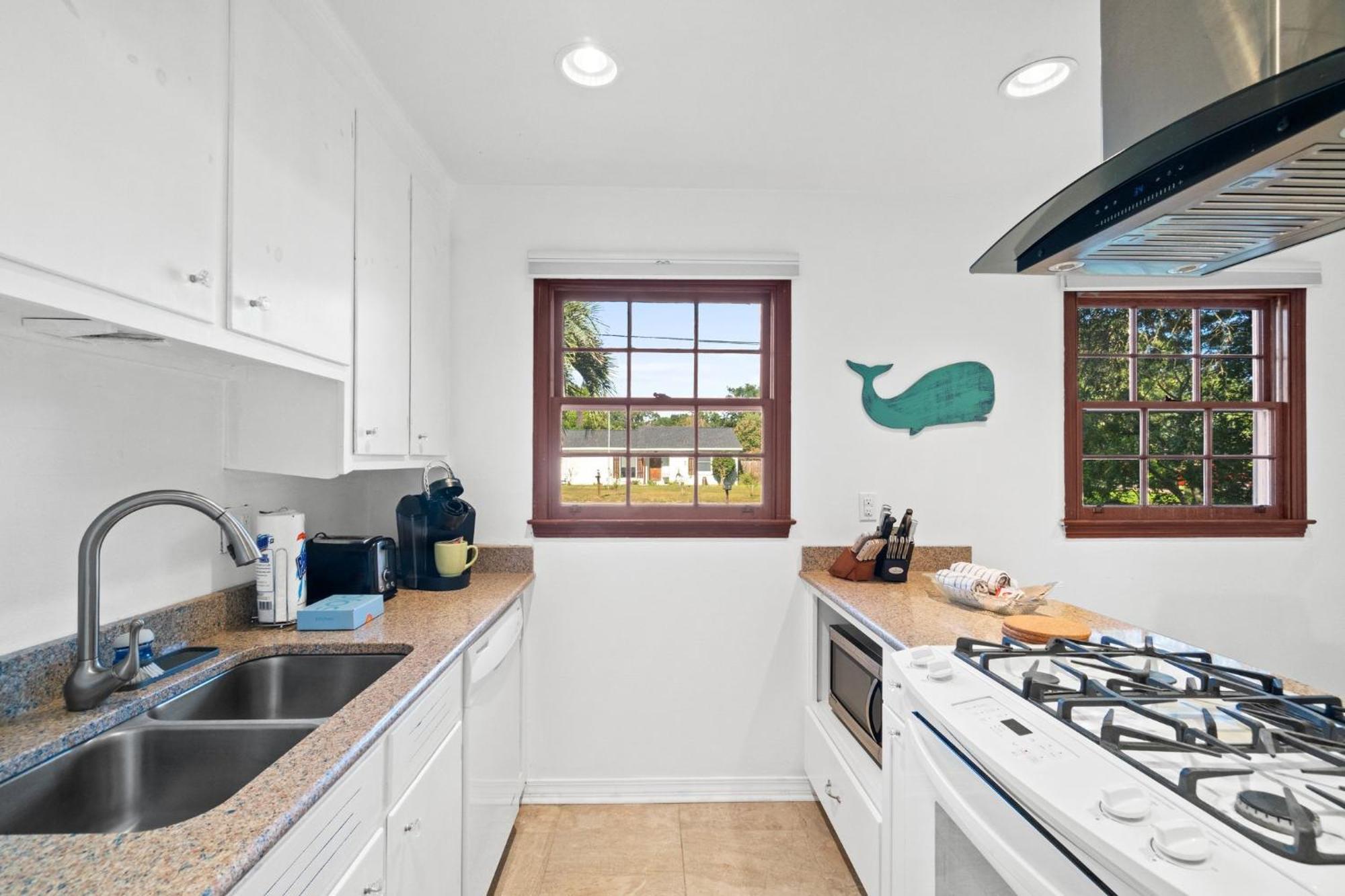 Little House, Single Family Home, Sleeps 8, Free Activities Included!